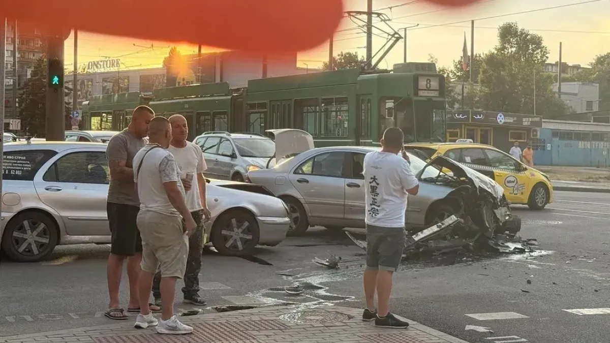 Ламарини и задръстване след удар между два мерцедеса в София Снимки