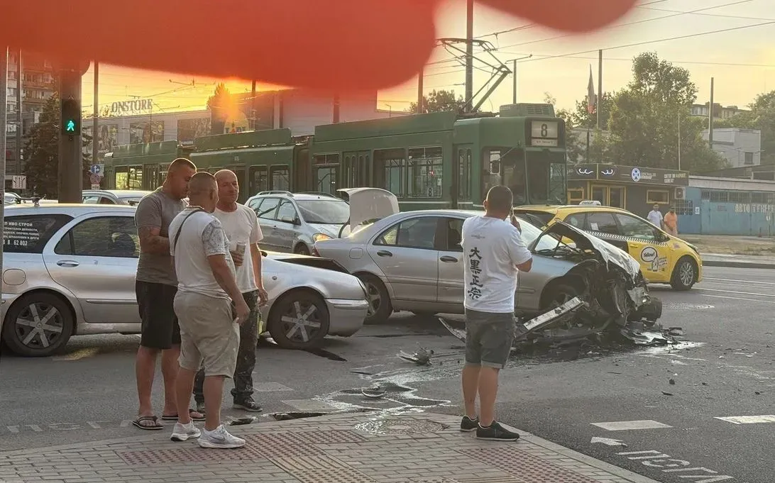 Ламарини и задръстване след удар между два мерцедеса в София Снимки
