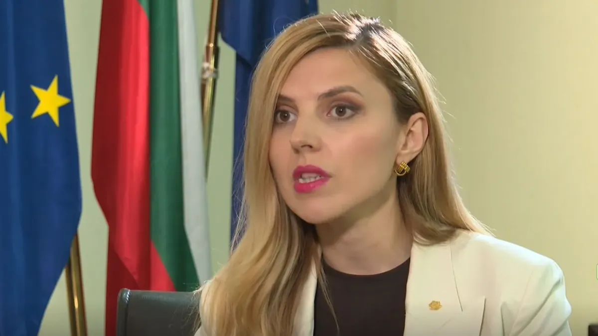 Външната министърка с първи коментар за облеклото й, което засенчи протокола