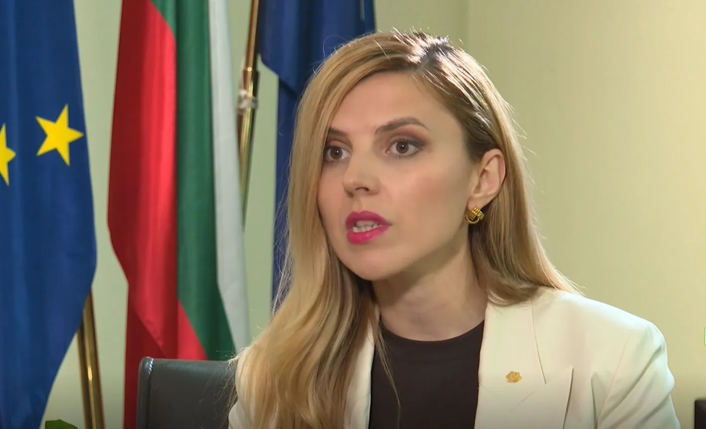 Външната министърка с първи коментар за облеклото й, което засенчи протокола