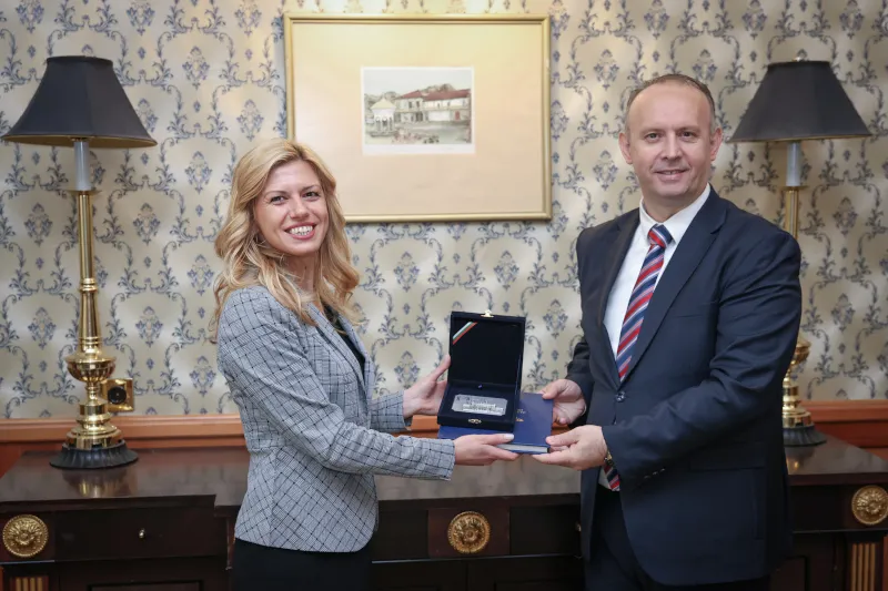 Михаела Доцова прие колегата от Скопие и не замълча за агресията