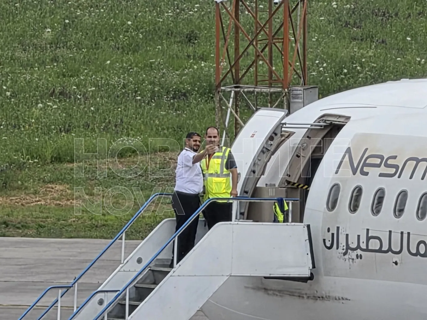 Аварийно! Буря приземи Airbus с близо 200 туристи в Горна Оряховица Снимки
