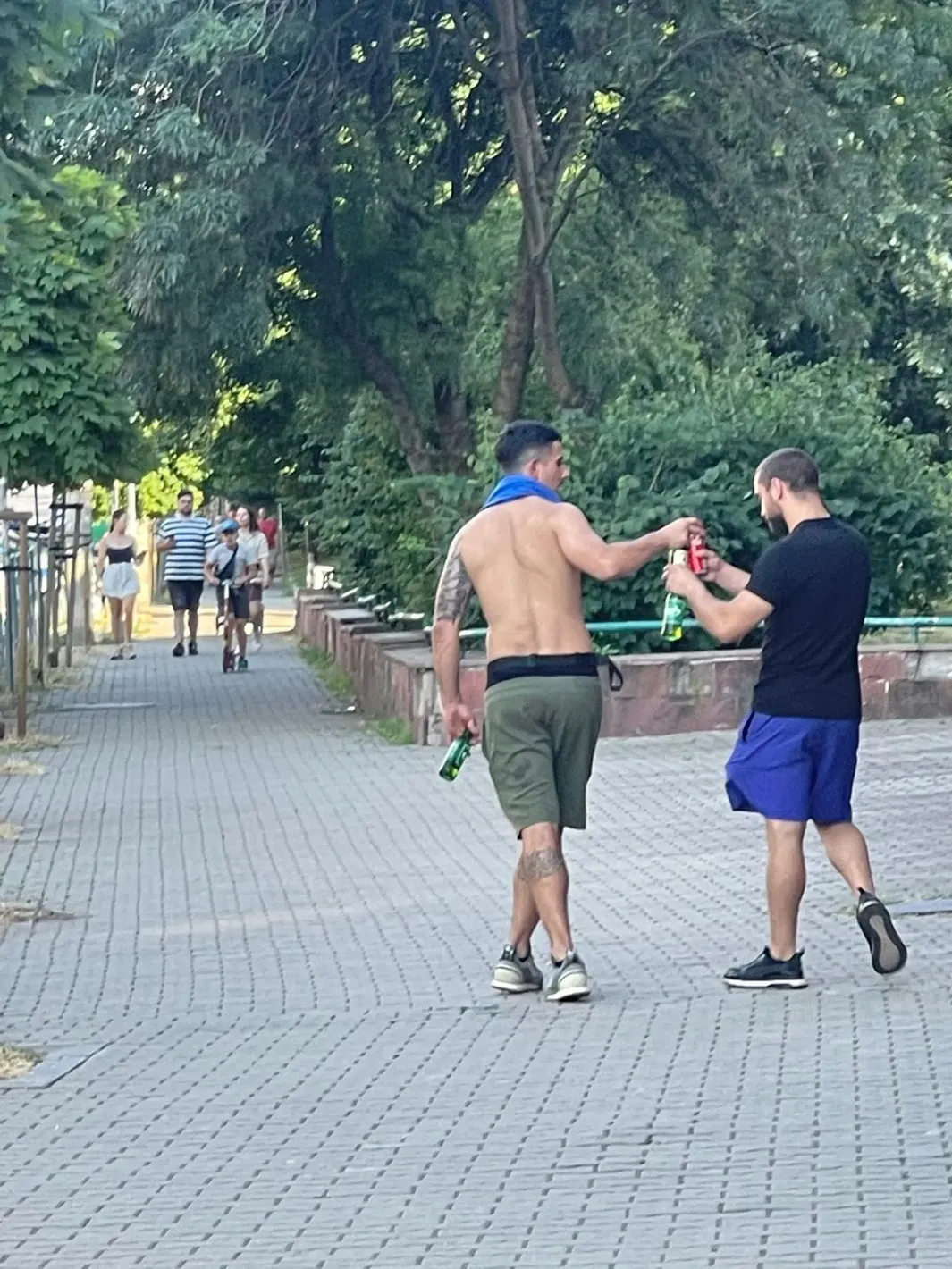 Така го чувстват: Младежи обърнаха хладилник върху паркиран автомобил