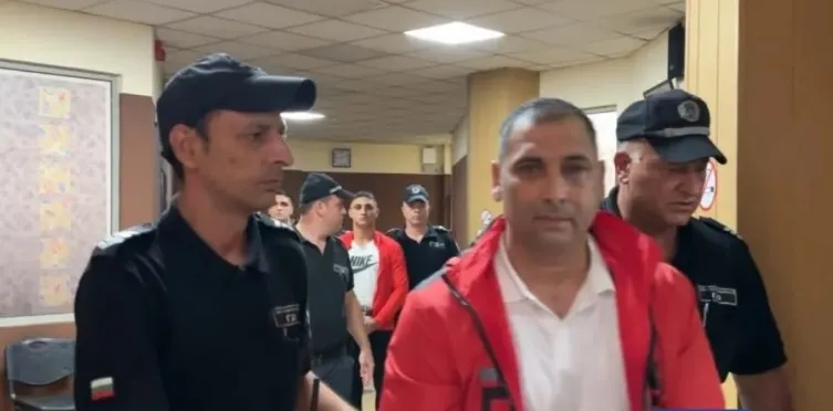 Синът на убития в Карлово нападнал обвиняемия за смъртта на баща си в ареста