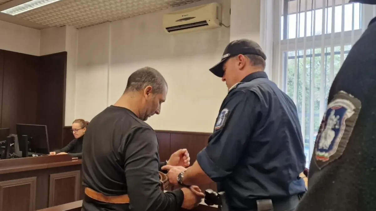 Синът на убития в Карлово нападнал обвиняемия за смъртта на баща си в ареста