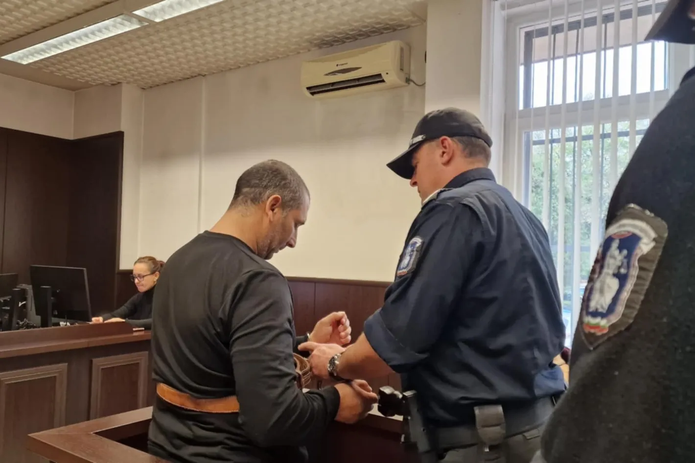 Синът на убития в Карлово нападнал обвиняемия за смъртта на баща си в ареста