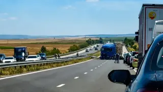 Черна сряда: Тир се вряза в кола на "Тракия", деца и възрастен загинаха