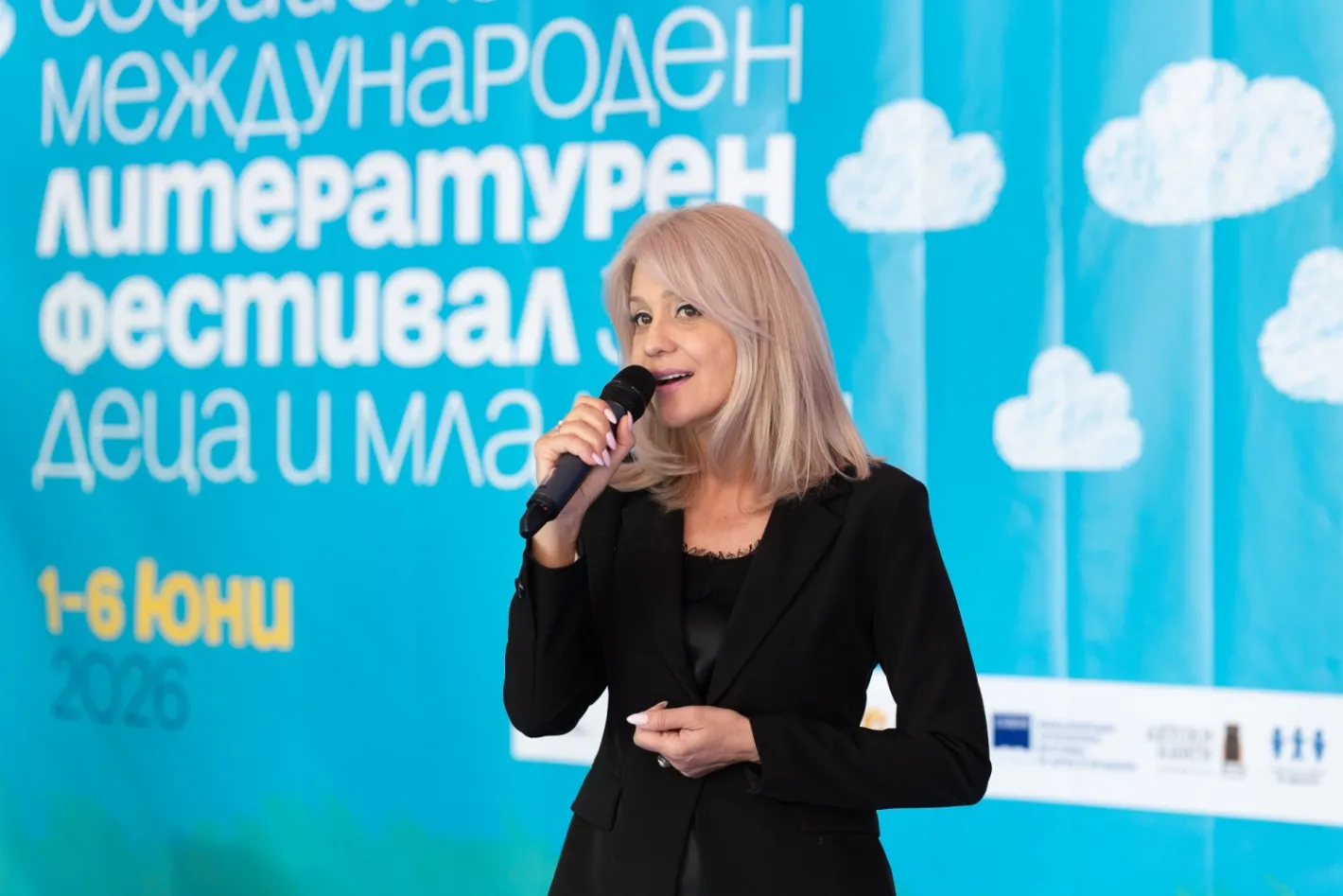 Глобиха шефката на НДК, сключила договор със сина си