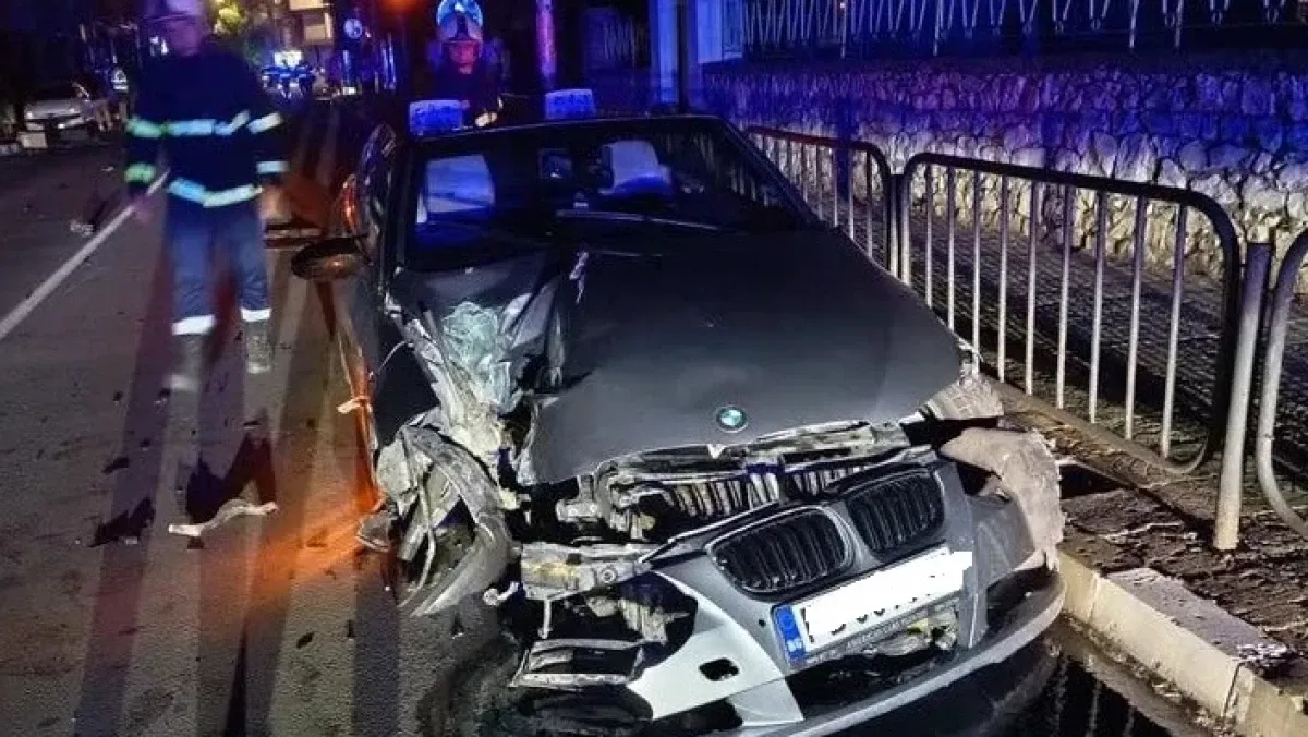 BMW е смазано до неузнаваемост след тежък инцидент в Асеновград Снимки