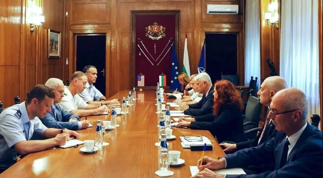 Министърът на отбраната се срещна с командира на силите на НАТО-Неапол