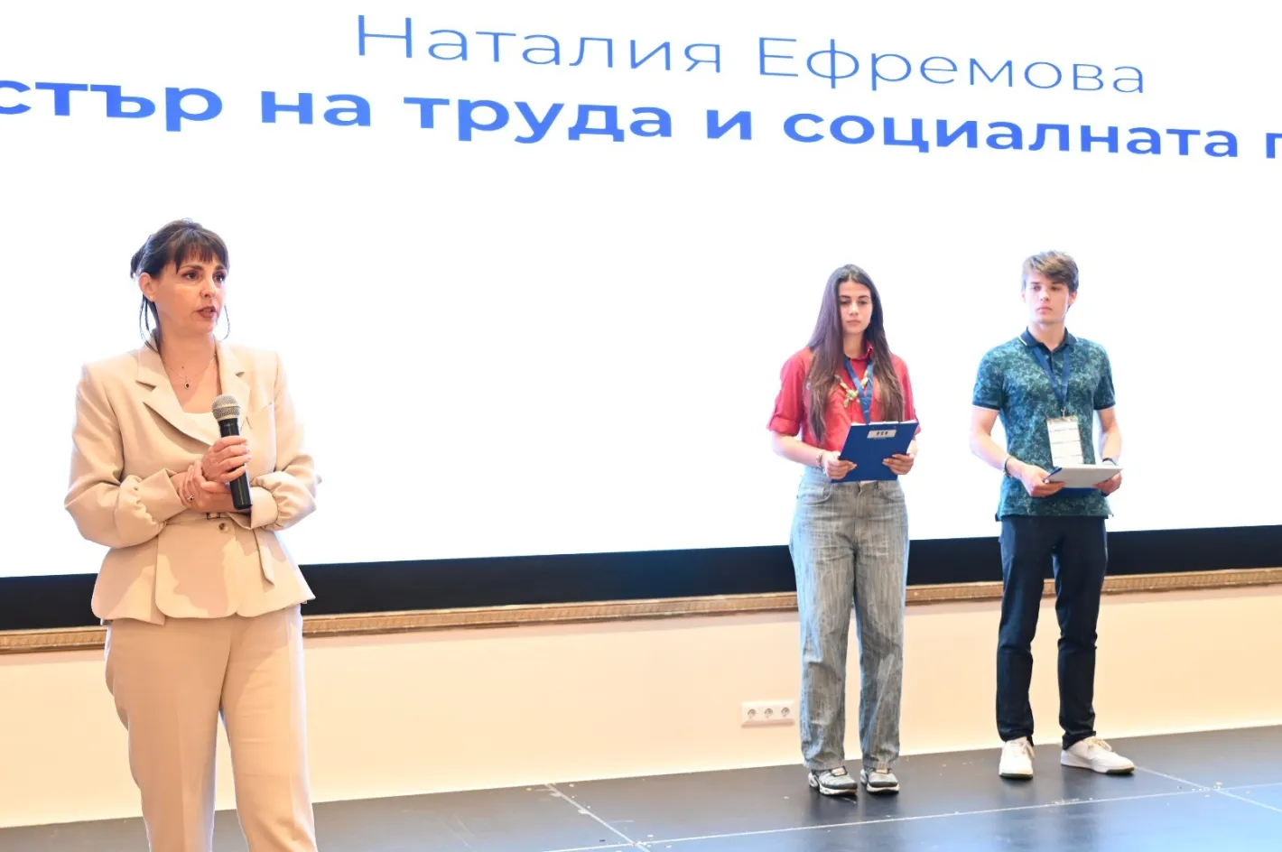 Министър Ефремова: В България да има по-малко деца, които живеят в бедност, е общата ни мисия с неправителствените организации