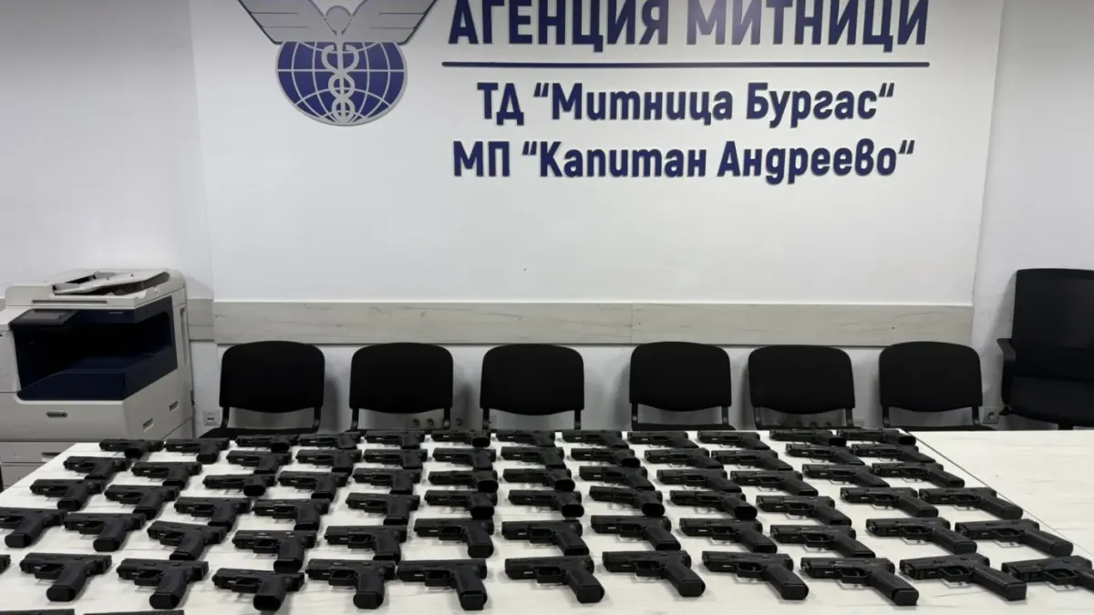 Хванаха турчин да пренася 73 бойни пистолета през "Капитан Андреево" Снимки