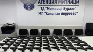Хванаха турчин да пренася 73 бойни пистолета през "Капитан Андреево" Снимки