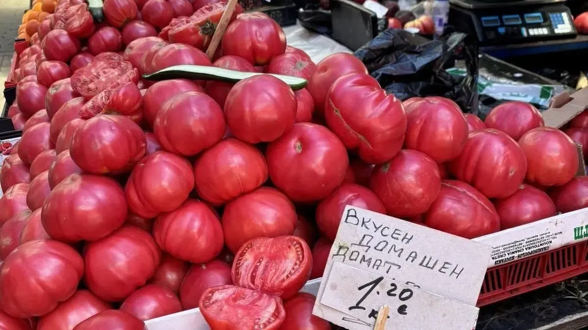 Нечувано евтини розови домати пуснаха на един от най-известните пазари у нас