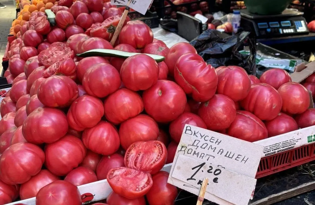 Нечувано евтини розови домати пуснаха на един от най-известните пазари у нас