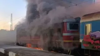 Локомотив се запали на гара Церковски, евакуират пътниците от влака Карлово-Бургас