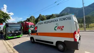 Катастрофа между тролей и ТИР при ритейл парка във Враца: двама пострадали Снимки