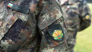 Замразяват ръста на заплатите в МВР, армията и НСО до края на годината
