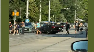 Кола се обърна по таван на бул. „Шипченски проход“ в София