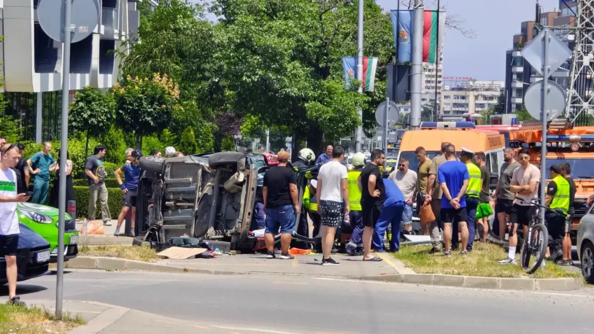 Катастрофа на бул. „България“ в София: Жена пострада при сблъсък между Audi и Peugeot