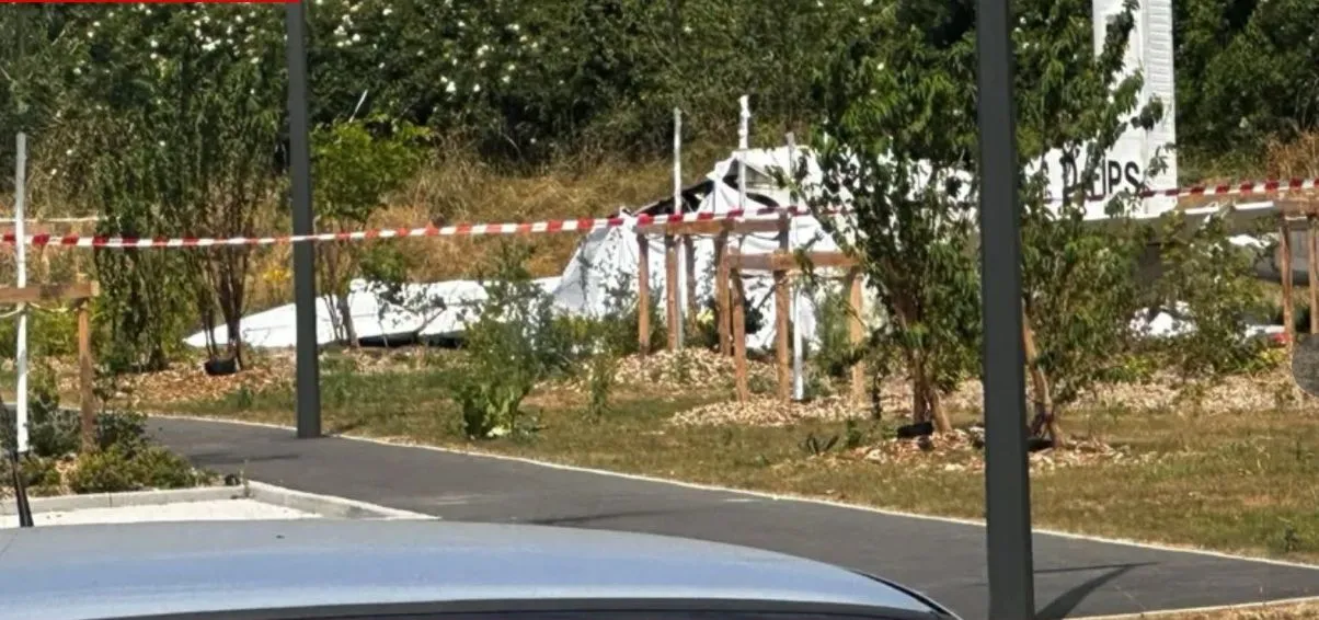 Самолет с 11 парашутисти се разби във Франция, всички са загинали Кадри