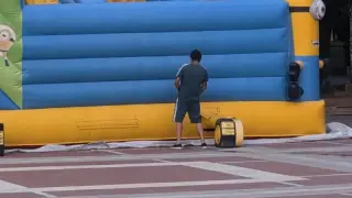Младеж уринира до детски надуваем замък в Благоевград