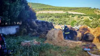 Сухи бали сено горяха на метри от бензиностанция в Благоевград