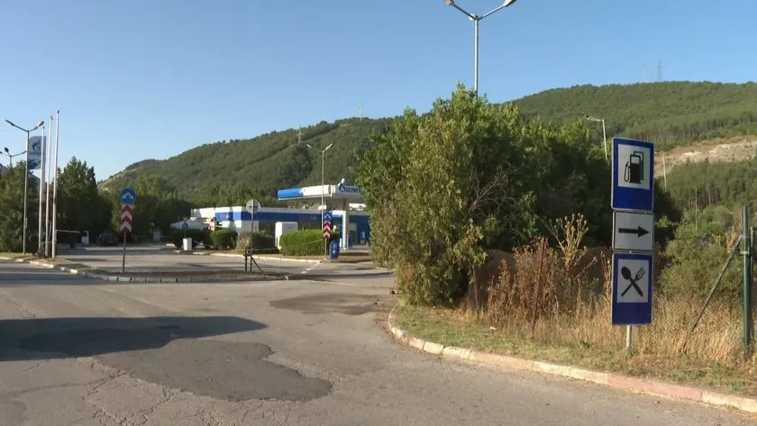 Сухи бали сено горяха на метри от бензиностанция в Благоевград