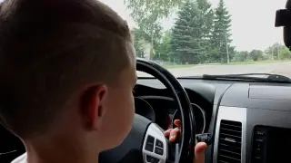 Баща се похвали с 12-г. си син зад волана в Габровско, свалиха му табелите