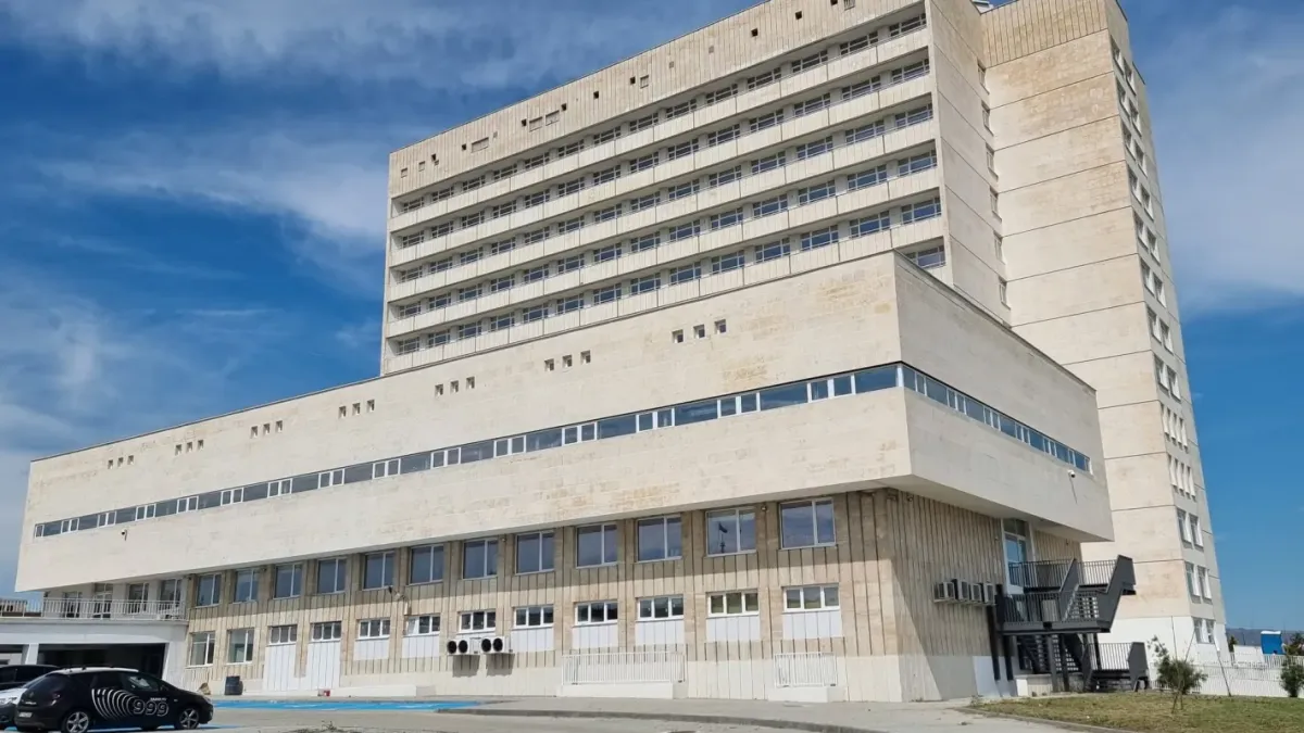 Болницата в Ямбол, построена преди 112 години, работи без асансьори, докато новият корпус за 70 милиона лева стои затворен