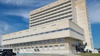 Болницата в Ямбол, построена преди 112 години, работи без асансьори, докато новият корпус за 70 милиона лева стои затворен