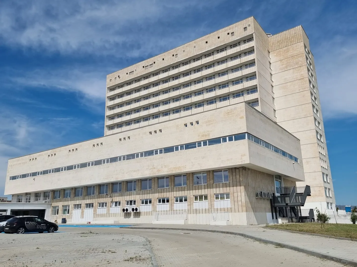Болницата в Ямбол, построена преди 112 години, работи без асансьори, докато новият корпус за 70 милиона лева стои затворен