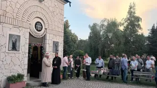 Движението за права и свободи участва в протестно бдение пред мемориала на жертвите на комунизма в градината на НДК в София