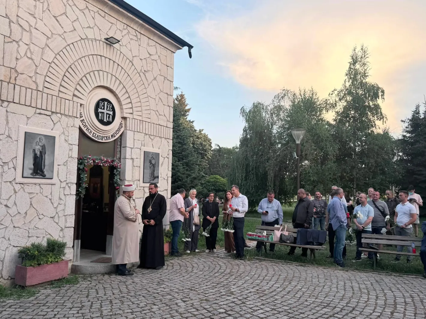 Движението за права и свободи участва в протестно бдение пред мемориала на жертвите на комунизма в градината на НДК в София