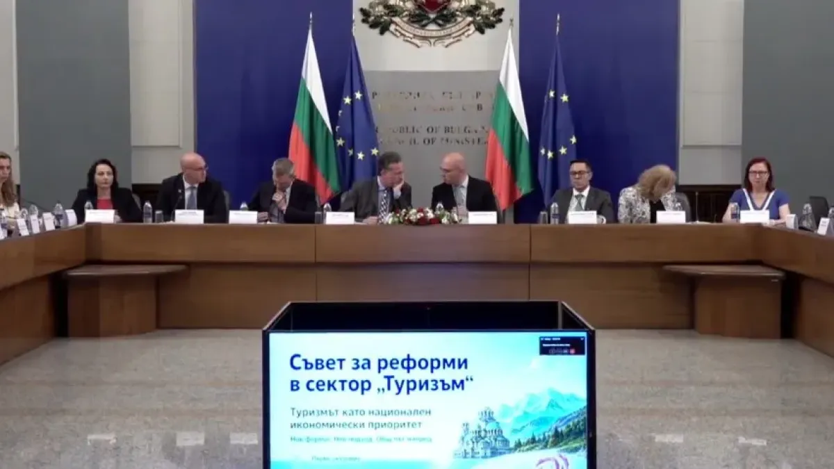Първо заседание на Съвета за реформи в туризма: Министърът категоричен - обиколих над 30 плажа, мазут не видях