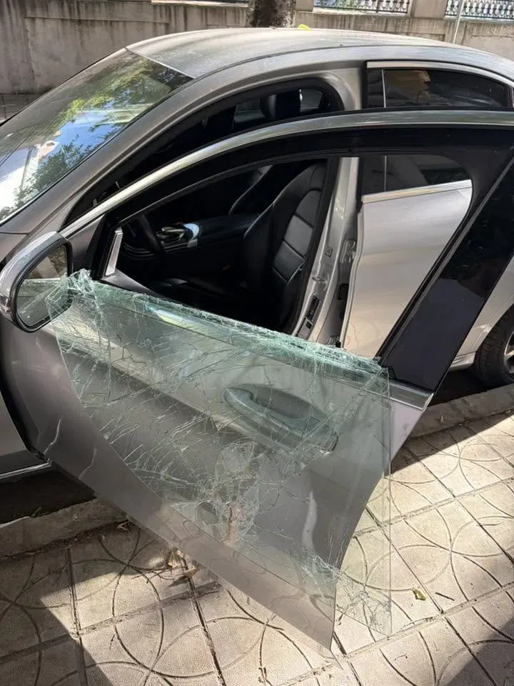 Мъж се опита да разбие два автомобила във Варна - камера засне действията