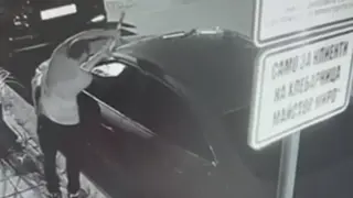 Мъж се опита да разбие два автомобила във Варна - камера засне действията