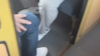 Пътници пътували в коридора на влака след закъснение и изпусната връзка в Карнобат