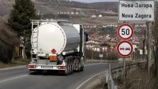 Цистерна с опасен товар спряна в Нова Загора след сигнали за превишена скорост