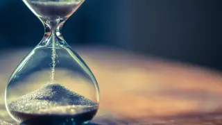 Физици изследват нови теории за времето: огледални вселени, двупосочна стрела и триизмерно бъдеще