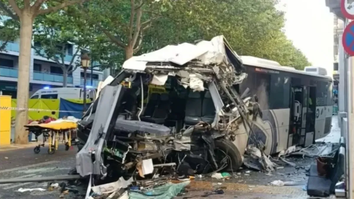 Автобус се вряза в сграда на кметство в Испания: 46 ранени