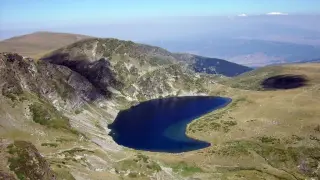 Туристи са карали надуваеми лодки по езерото "Бъбрека" в Рила