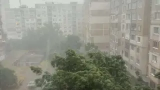 Силна буря с градушка и гръмотевици над София, има паднали дървета