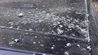 Падна фасада на блок в Пловдив, таванът на кола е огънат