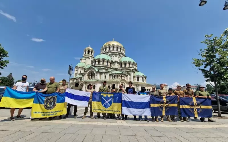 Руснаци в България дариха 17 джипа на украинската армия
