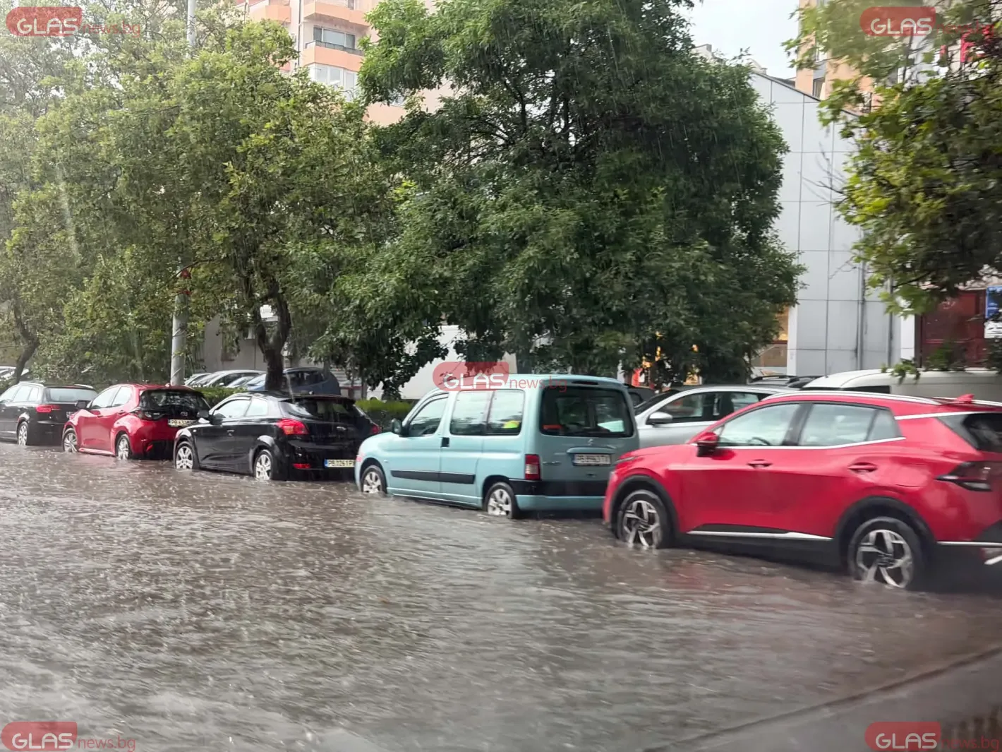 Порой в Пловдив: наводнени булеварди, паднали дървета и десетки сигнали Снимки