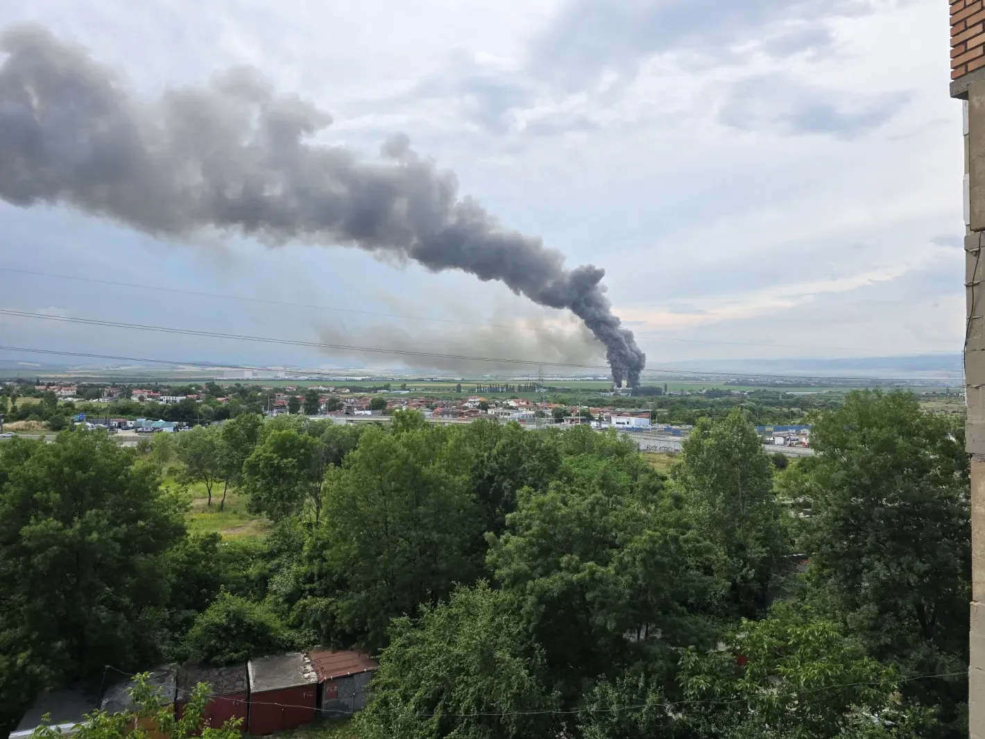 Десетки сигнали след пожара в „Екобулпак“ заради тежка миризма в София