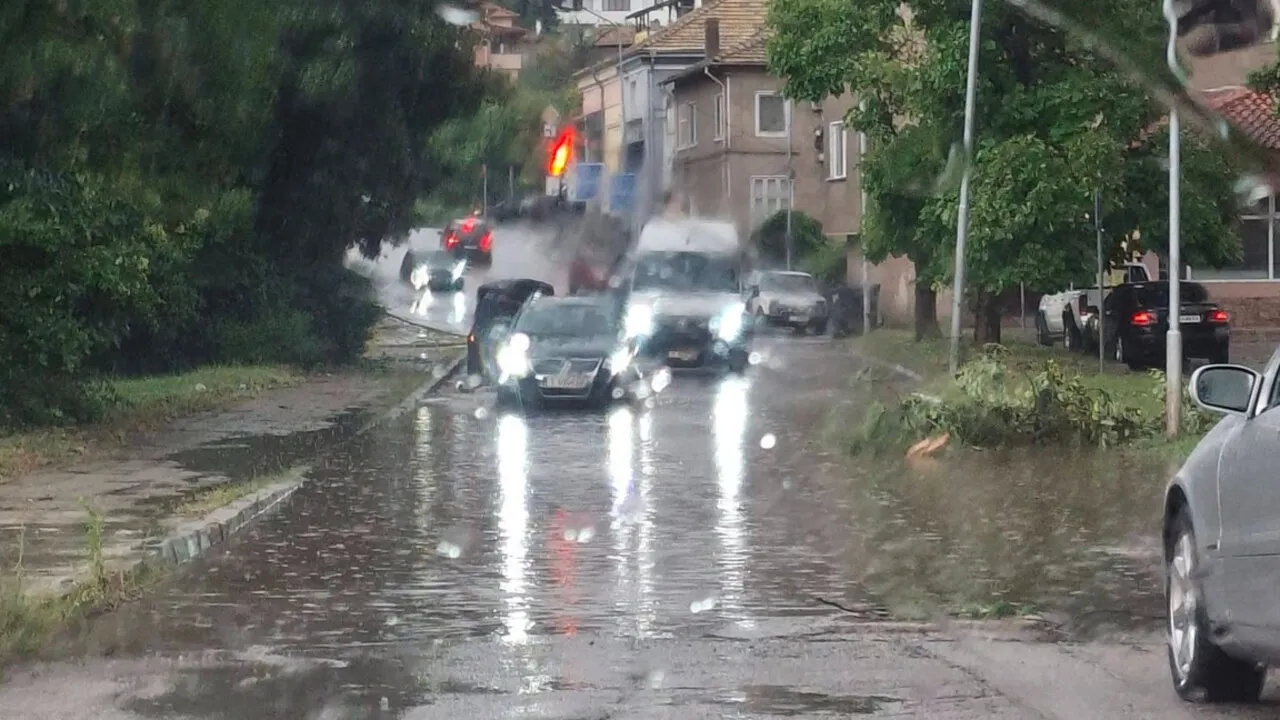 53 литра дъжд за час наводниха Попово, десетки имоти са под вода