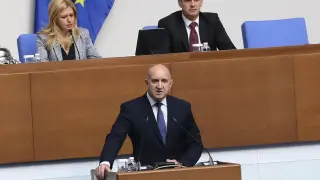 Радев и 11 министри отговарят на депутатите, премиерът разкрива детайли за подарък - револвер