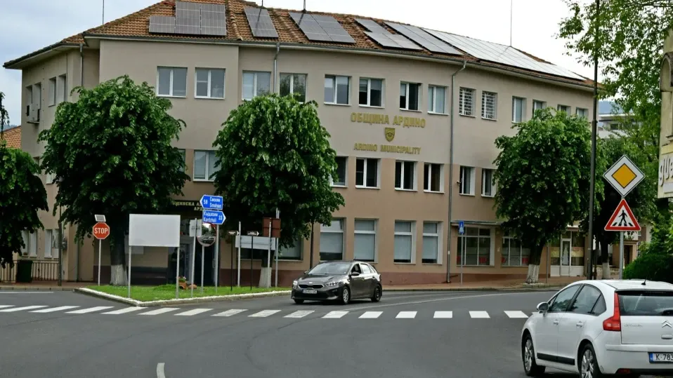 Служител на община Ардино е задържан заради обществена поръчка за пътен ремонт